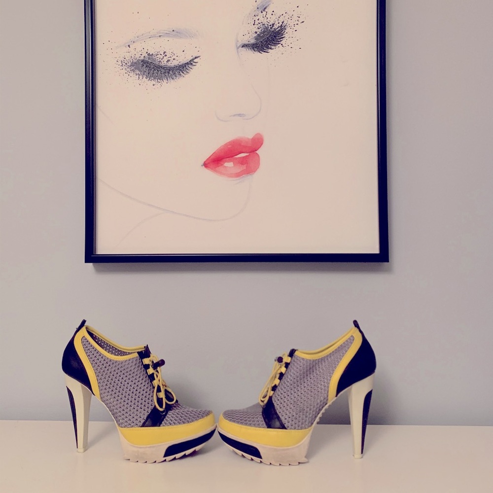 BCBG MAXAZRIA SNEAKER HEELS